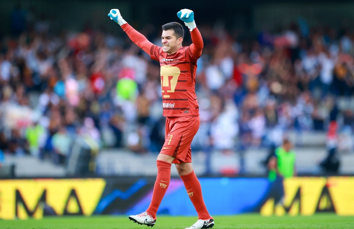 Julio González celebra gol con Pumas