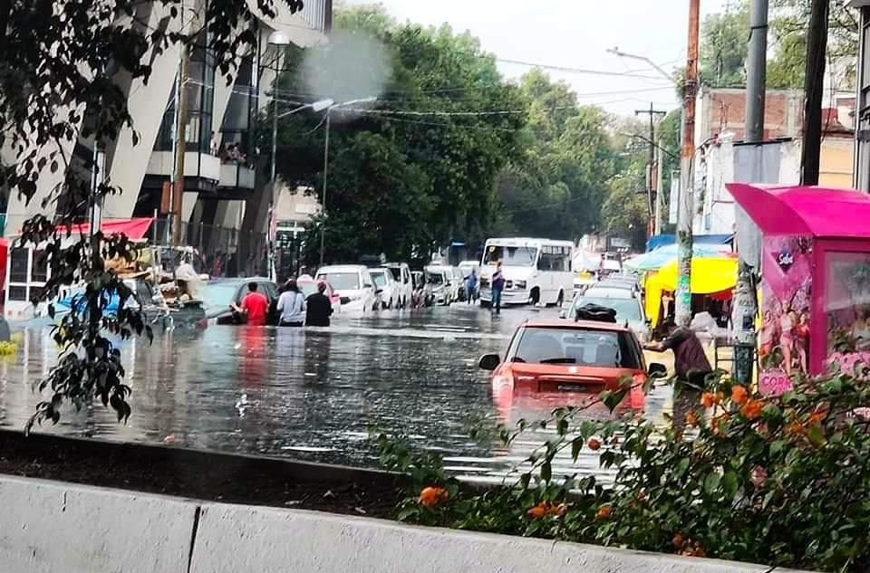 Los comercios y casas quedaron inundados por las fuertes lluvias.