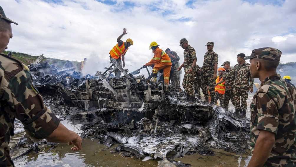 El fuerte impactó destrozó prácticamente el avión. 