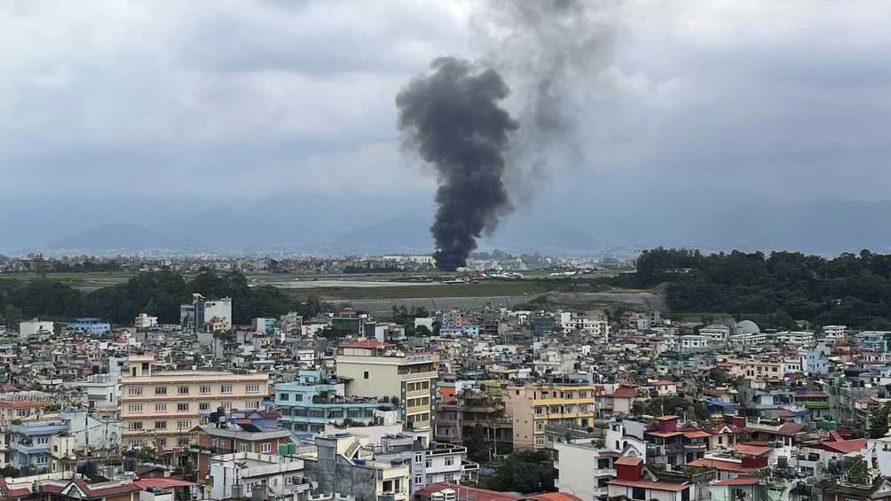 El incendio que provocó el accidente pudo verse desde varios puntos de Katmandú. 