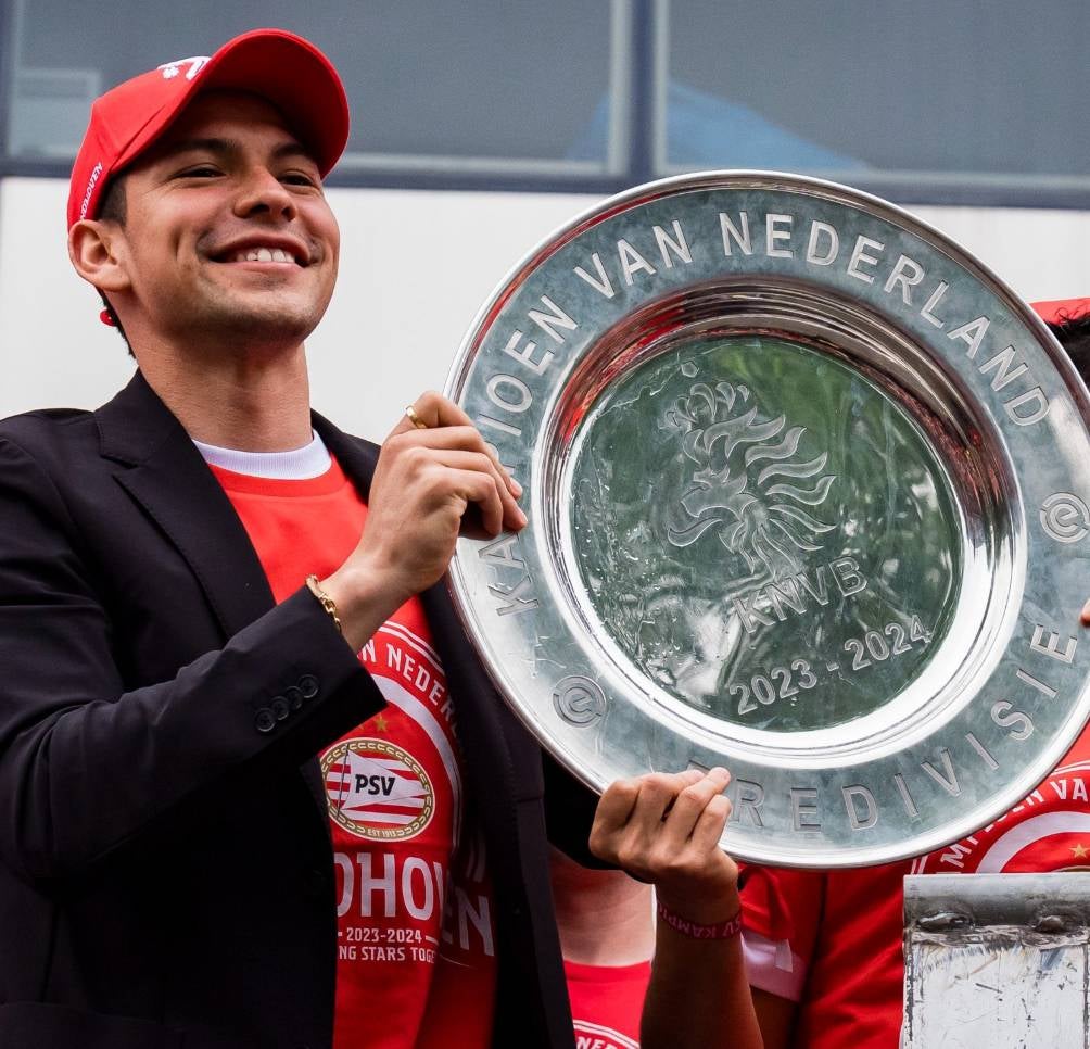 Hirving Lozano con el trofeo de la Eredivisie