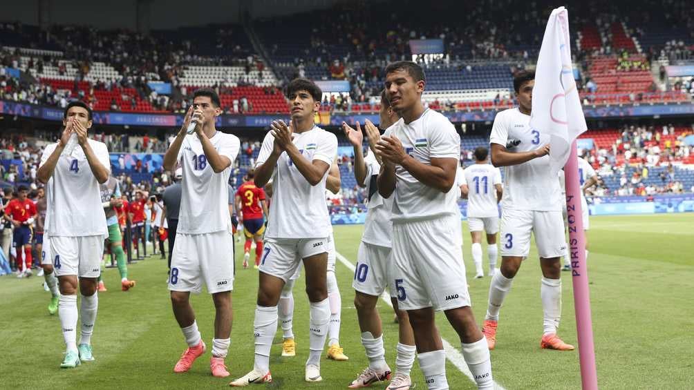 Al final la Selección de Uzbekistán agradeció el apoyo en las gradas. 