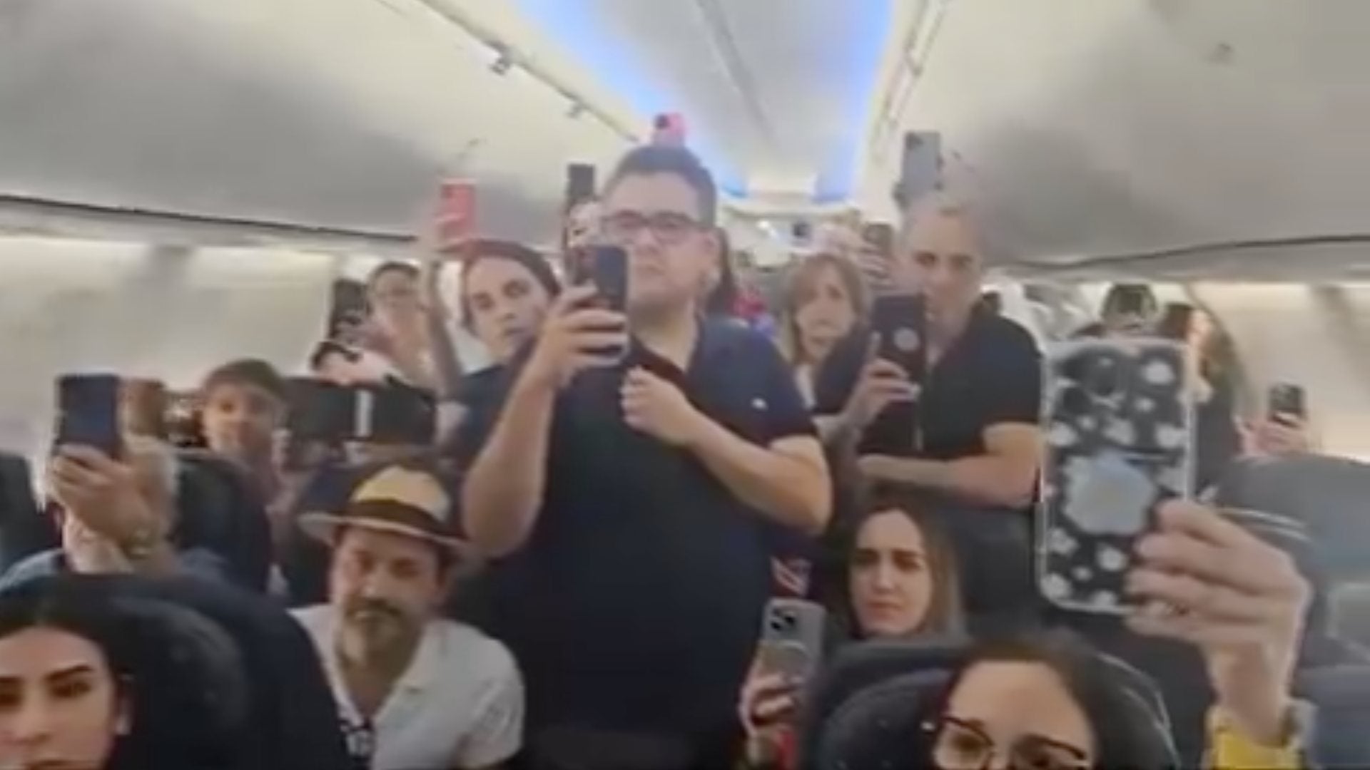 La gente aplaudió a los expresidentes por abandonar el avión.