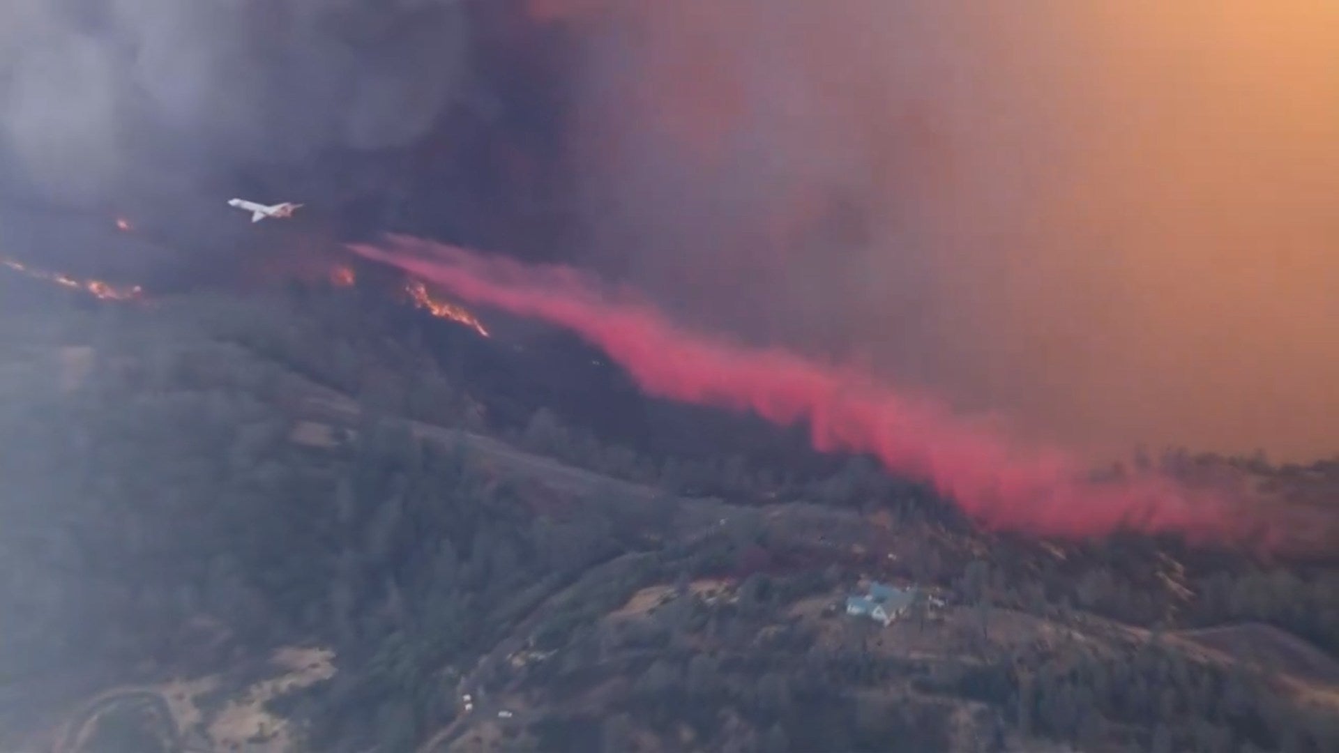 El combate aéreo se intensificó para controlar el fuego.