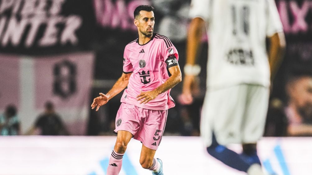 Sergio Busquets ante el Puebla