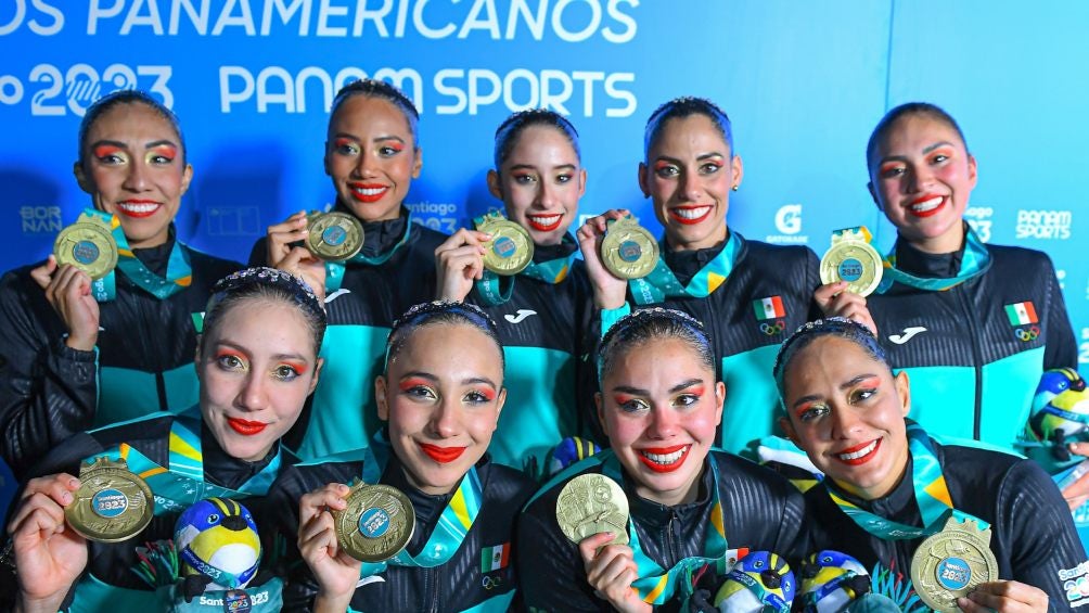 Equipo de nado artístico festeja medalla