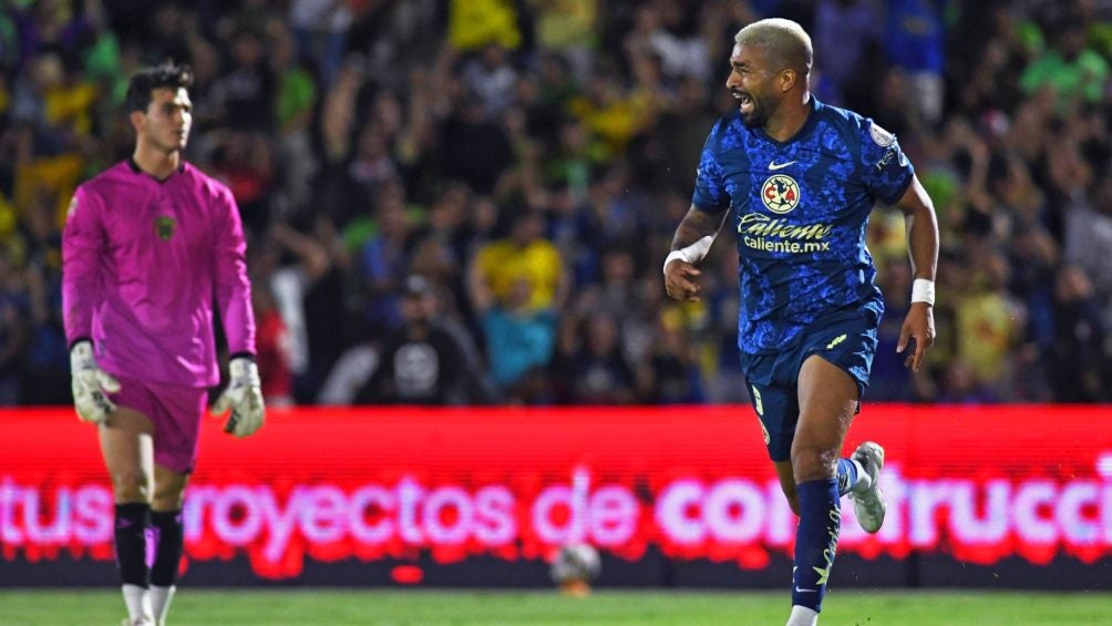 Rodrigo Aguirre festeja gol con el América