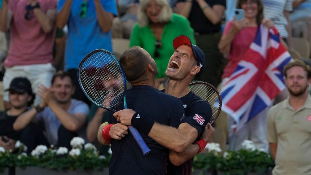 Andy Murray y Dan Evans festejan triunfo