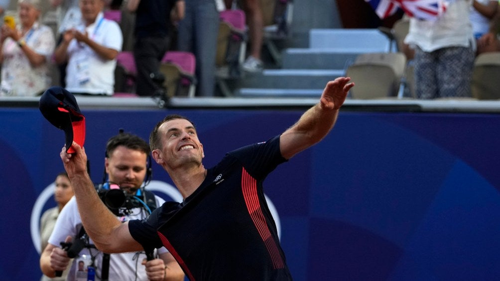 Andy Murray regala su gorra luego de ganar en París 2024