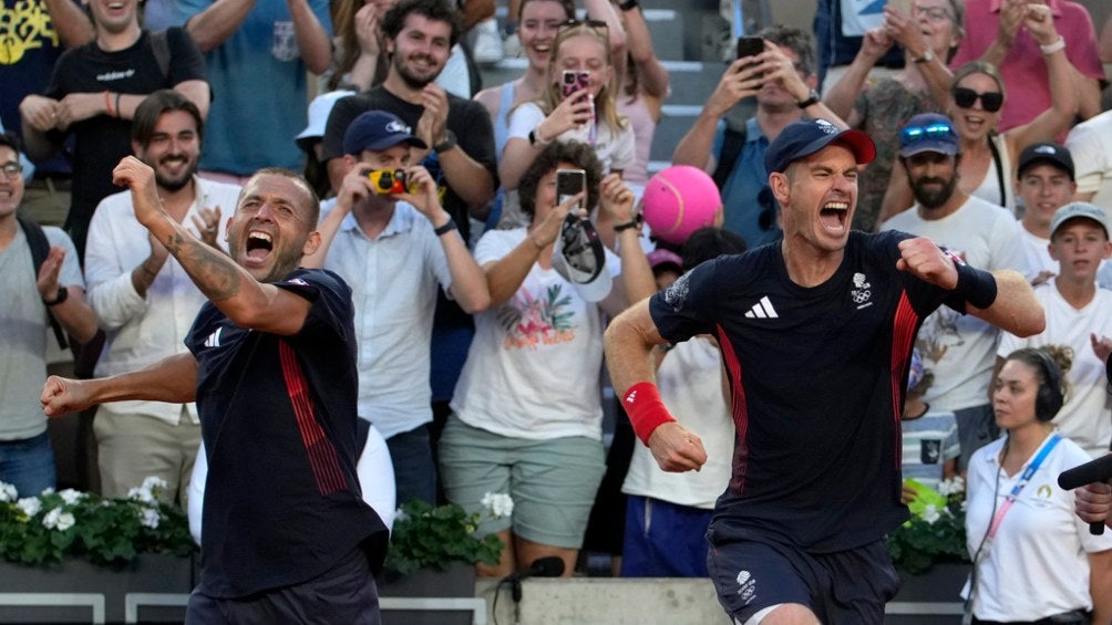 Andy Murray y Dan Evans festejan triunfo