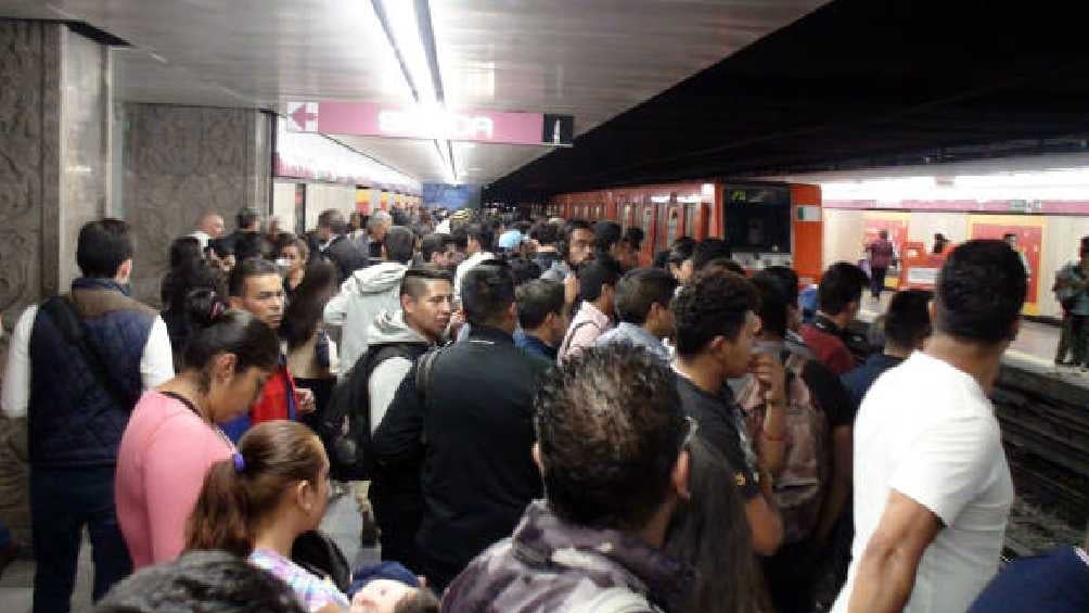 Muchas personas constantemente llegan tarde a sus trabajos por culpa del Metro. 