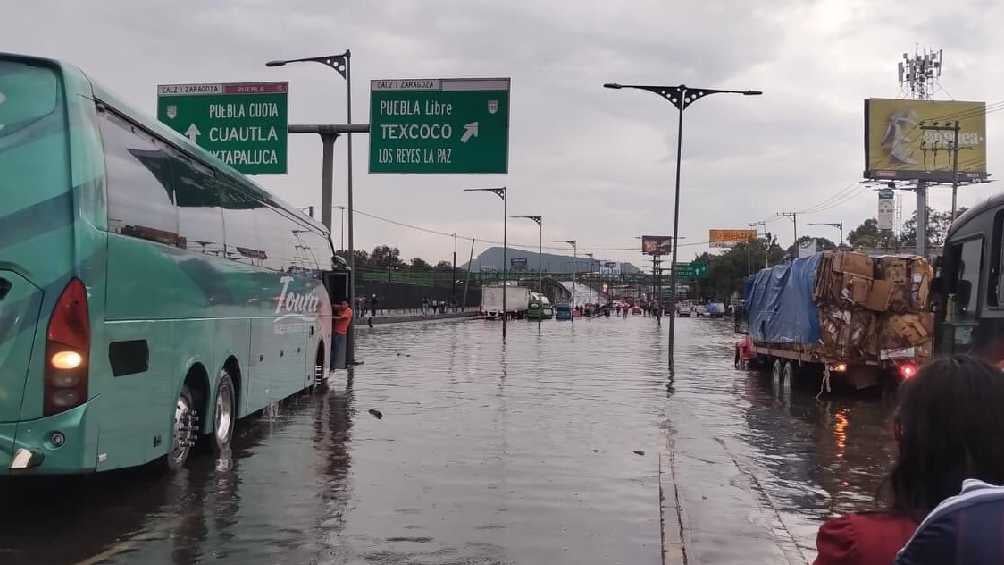 La calzada Ignacio Zaragoza quedó inundada en varios tramos. 