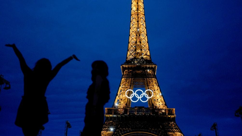 La Torre Eiffel con los aros olímpicos