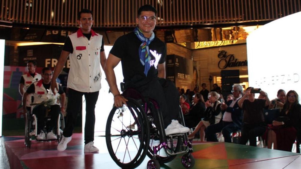 Los atletas paralímpicos durante la presentación de uniformes