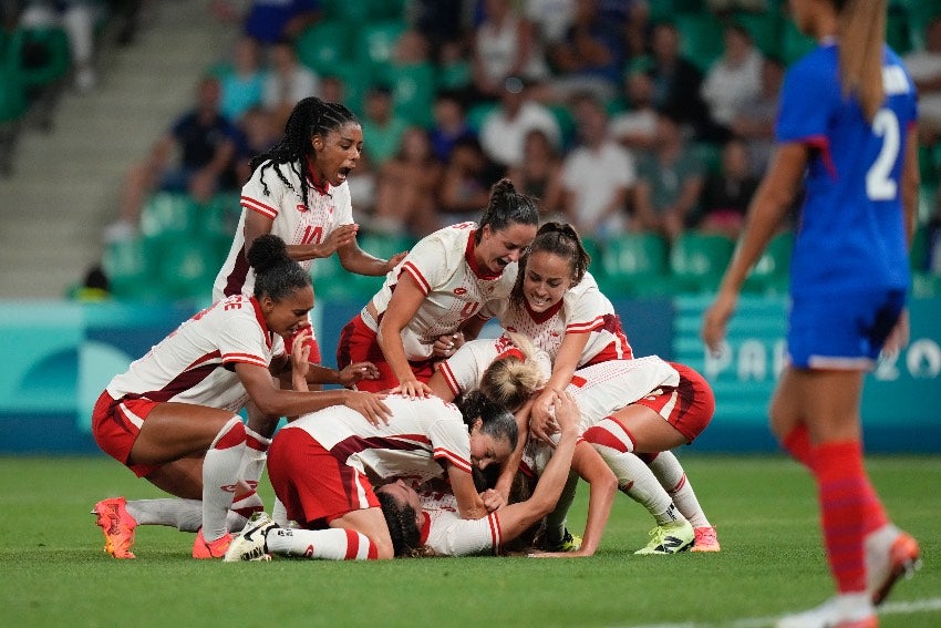 Canadá en celebración de gol en JJOO