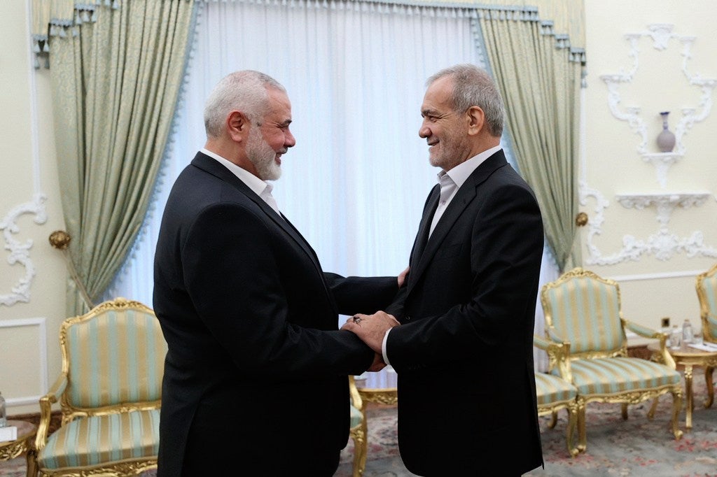 Ismail Haniyeh estuvo presente en el nombramiento del presidente de Irán.