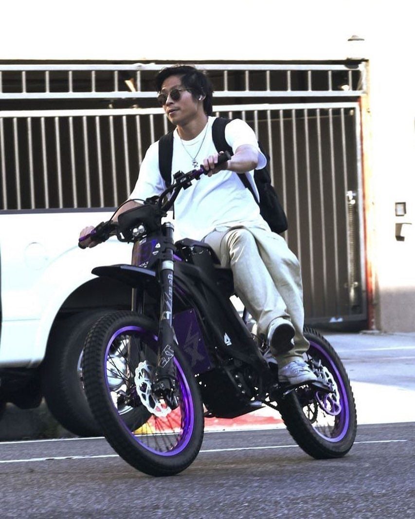 Pax acostumbra a salir a pasear con su bicicleta eléctrica.