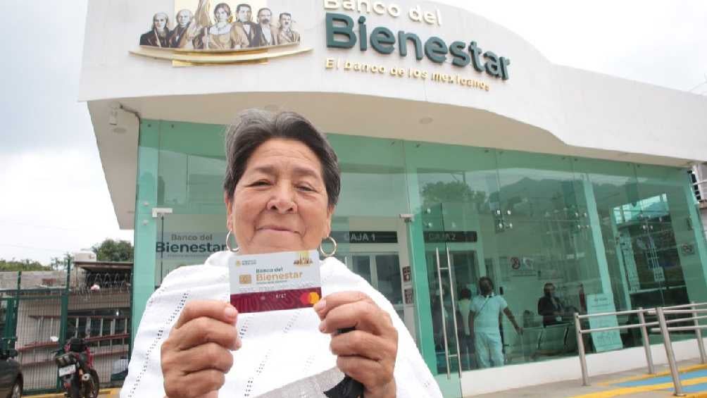 Cada bimestre las personas de la tercera edad reciben 6 mil pesos. 