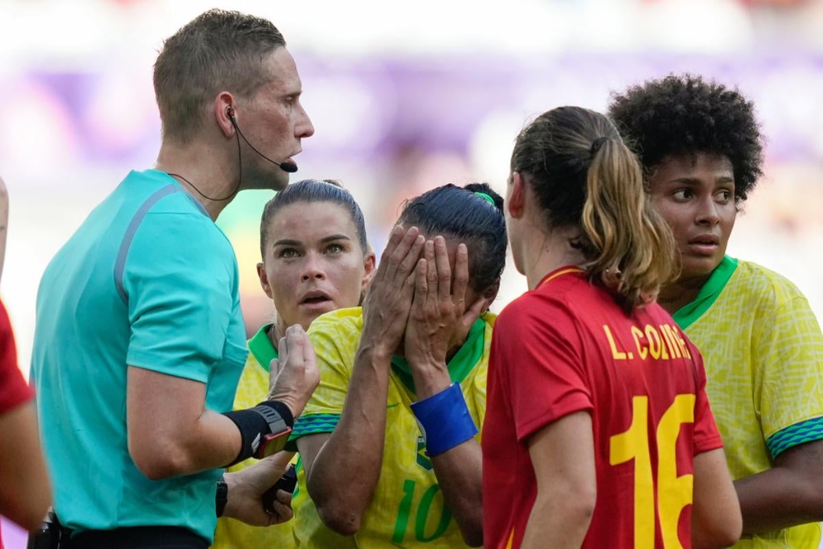 La jugadora salió del campo con lágrimas en los ojos