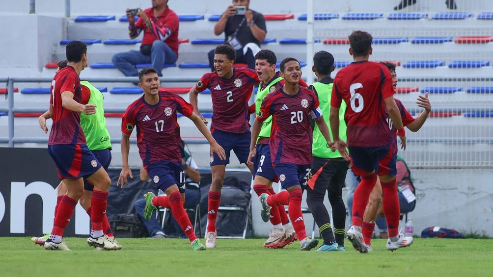 Los ticos celebran el primer gol del partido