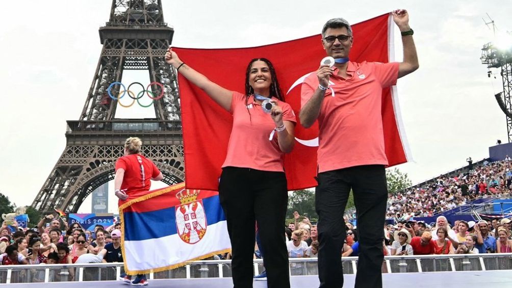 Yusuf Dikec celebra su medalla de plata