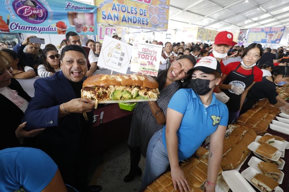 La preparación estuvo a cargo de los torteros que estarán en le Feria Internacional de la Torta.