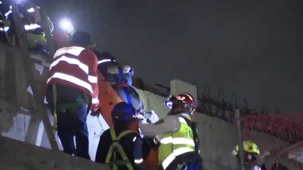 Cuerpos de emergencia auxiliaron a los trabajadores para trasladarlos al hospital. 