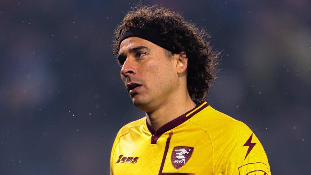 Guillermo Ochoa en partido con el Salernitana 