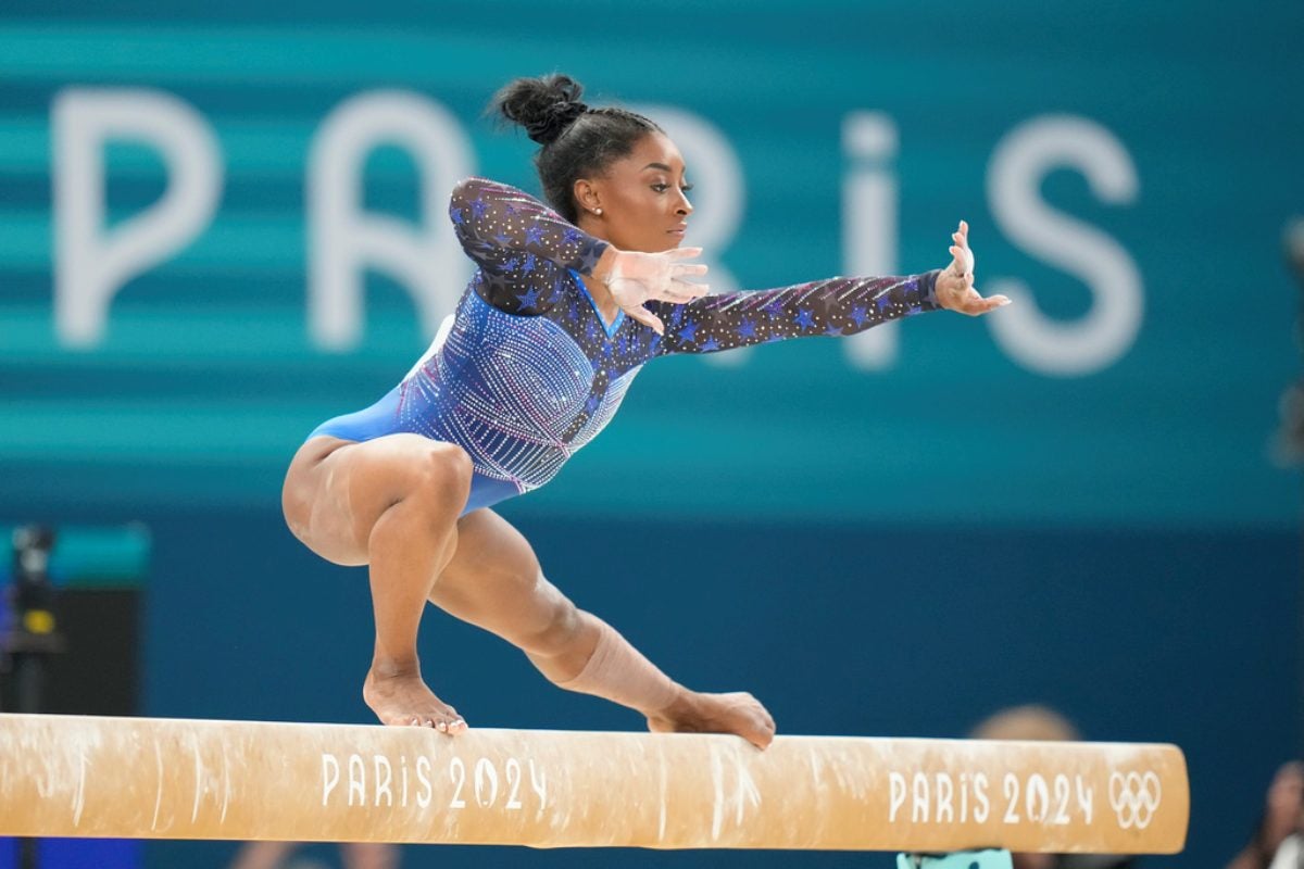 Biles maravilló en la viga de equilibrio 