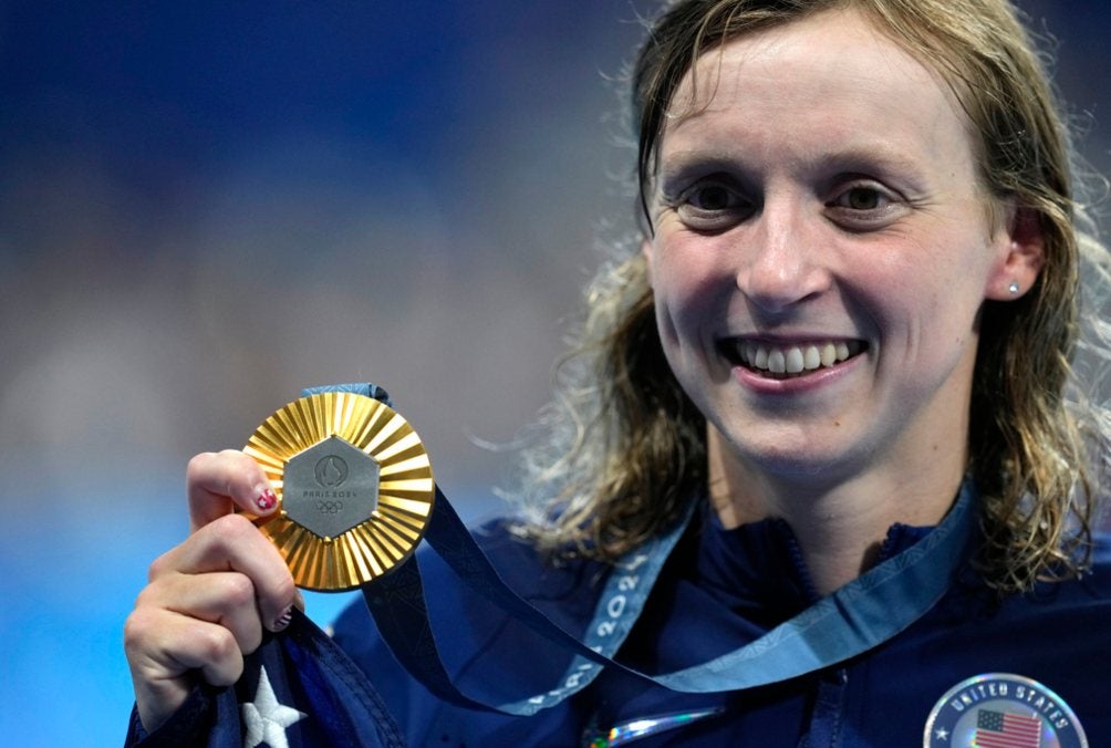 Katie Ledecky con medalla de oro en los 1500m femenino