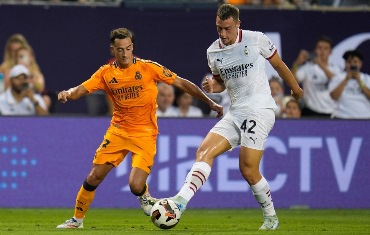 Lucas Vázquez pelea el balón con Filippo Terracciano 