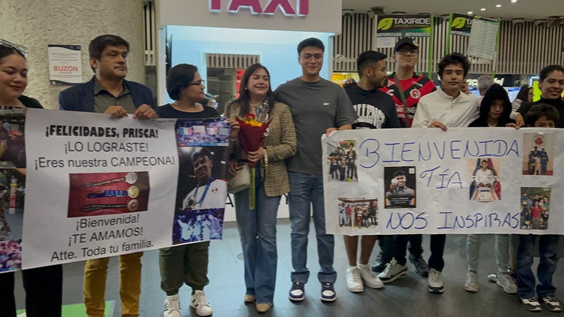 La familia de Prisca comenzó la fiesta de bienvenida en el AICM