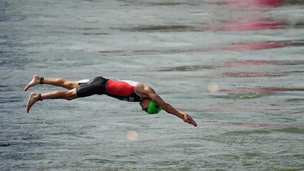 Tyler Mislawchuck nadando en el río Sena