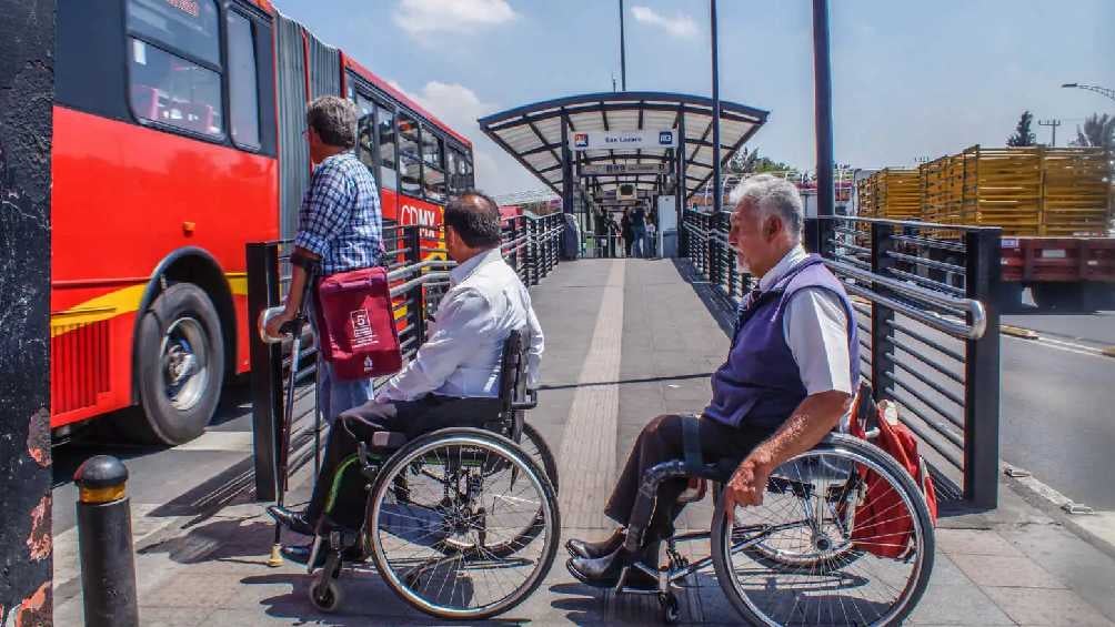 Así pueden viajar GRATIS en Metro y Metrobús personas discapacitadas de la CDMX 