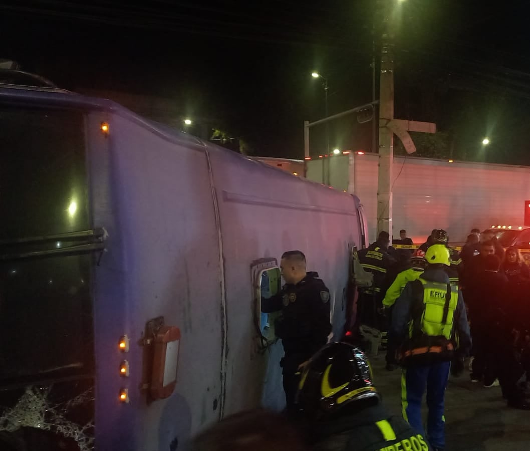 Los cuerpo de emergencia llegaron para atender a los heridos.