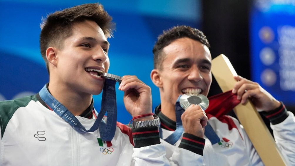 Osmar Olvera y Juan Celaya celebran medalla de plata