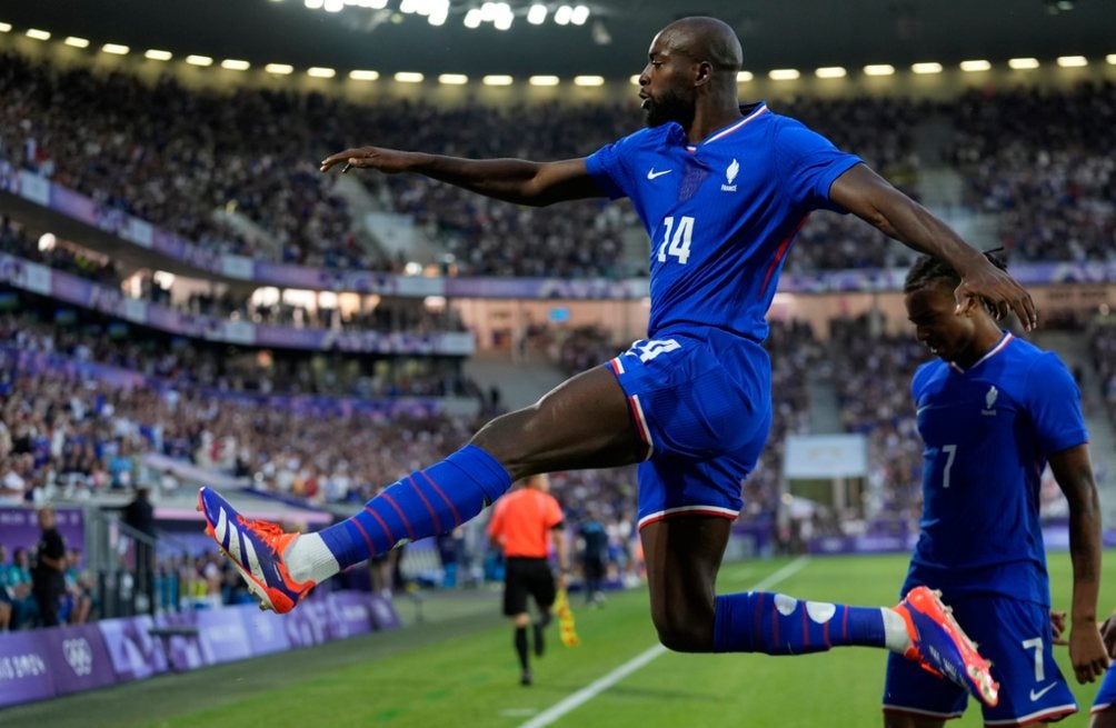 Jean-Philippe Mateta celebrando el gol de la victoria