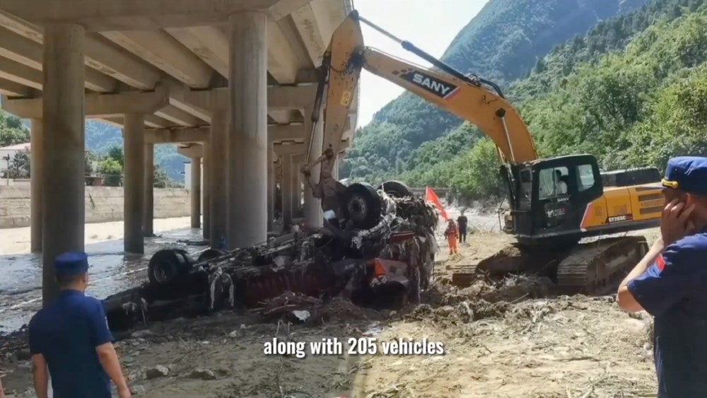 Maquinaria pesada está sacando los autos del fondo del río.