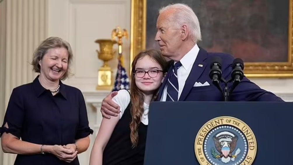 Joe Biden abrazando a la hija de unos de los rehenes liberados por Rusia