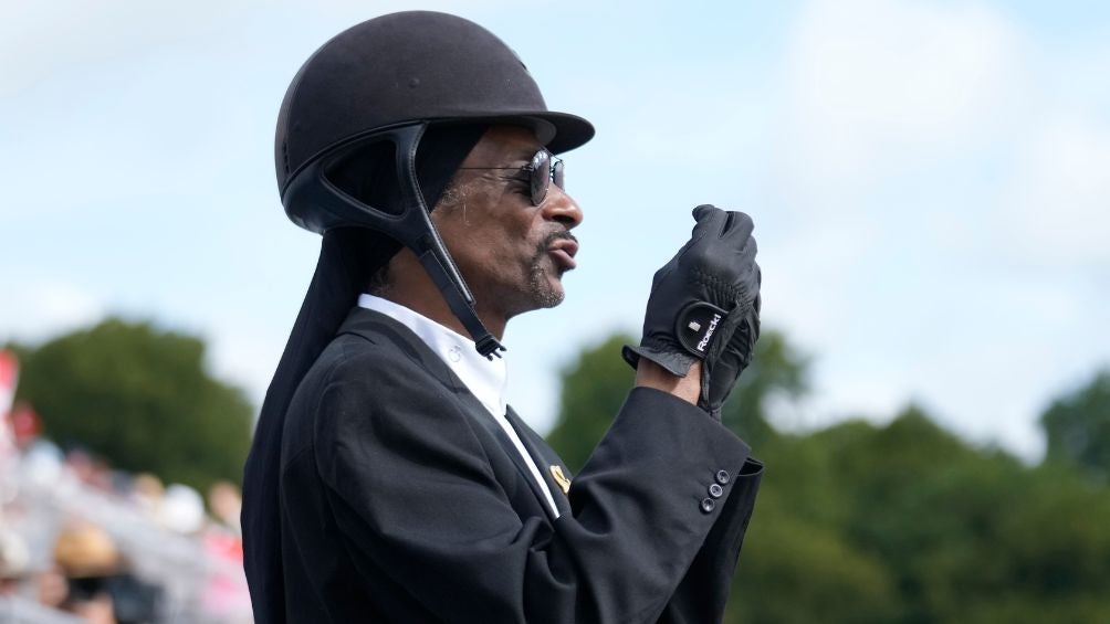 Snoop Dogg fue visto vestido de jockey en París 2024