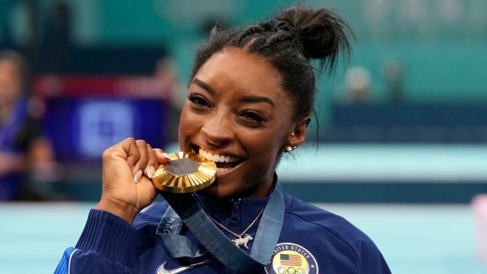 Simone Biles con medalla de oro en París 2024