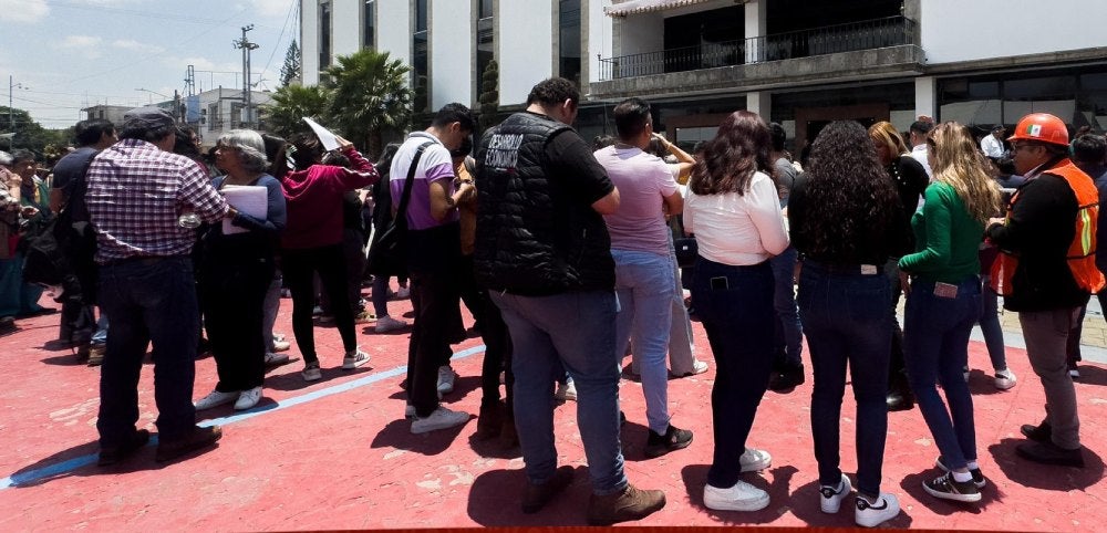 La gente salió a las calles para evitar algún contratiempo.