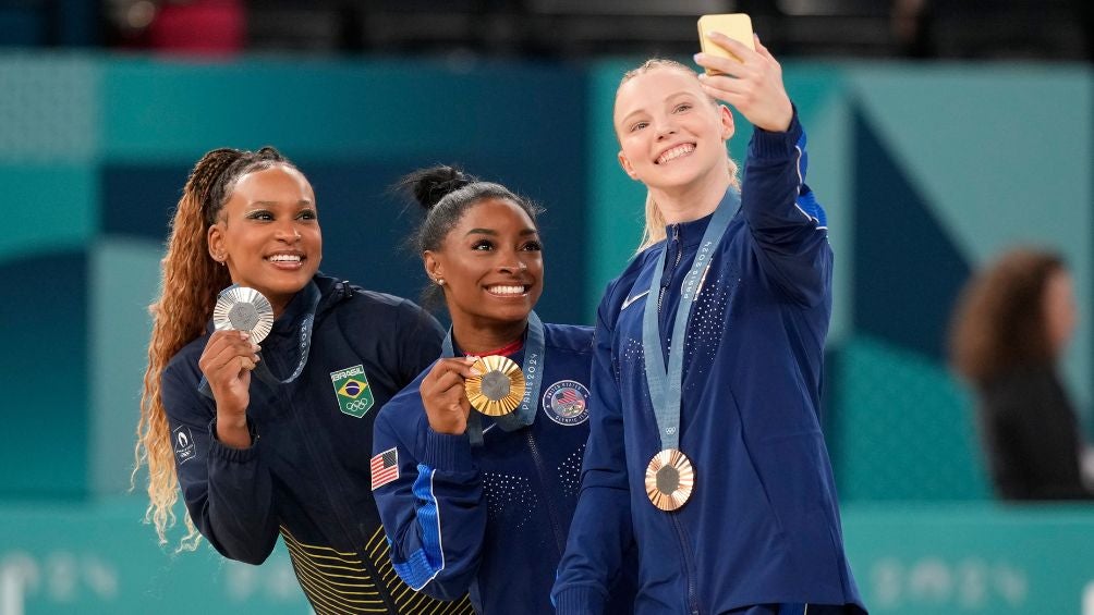 Biles en el podio de París 2024