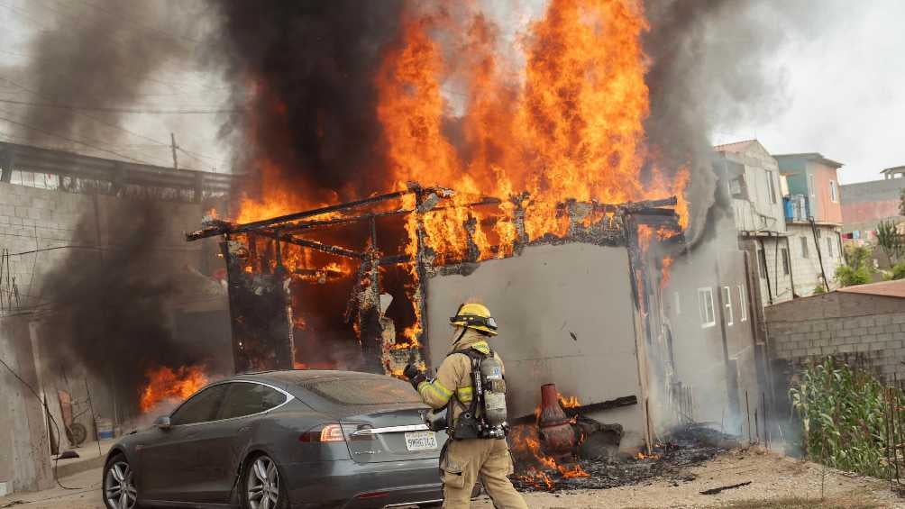 VIDEO: Auto Tesla se incendia en Tijuana porque lo cargaron con ‘diablito’ de luz