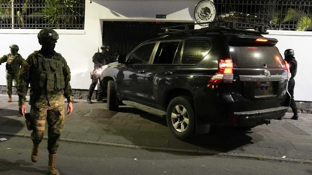 Fuerzas armas de Ecuador asaltaron la Embajada de México en Quito. 