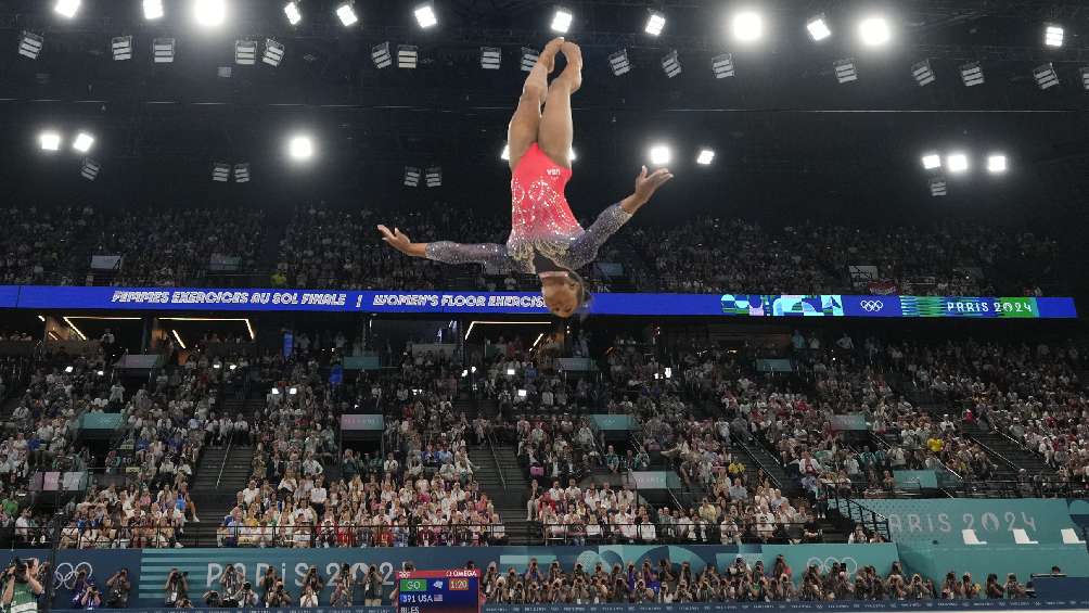 Simone Biles, durante la prueba de piso en París 2024