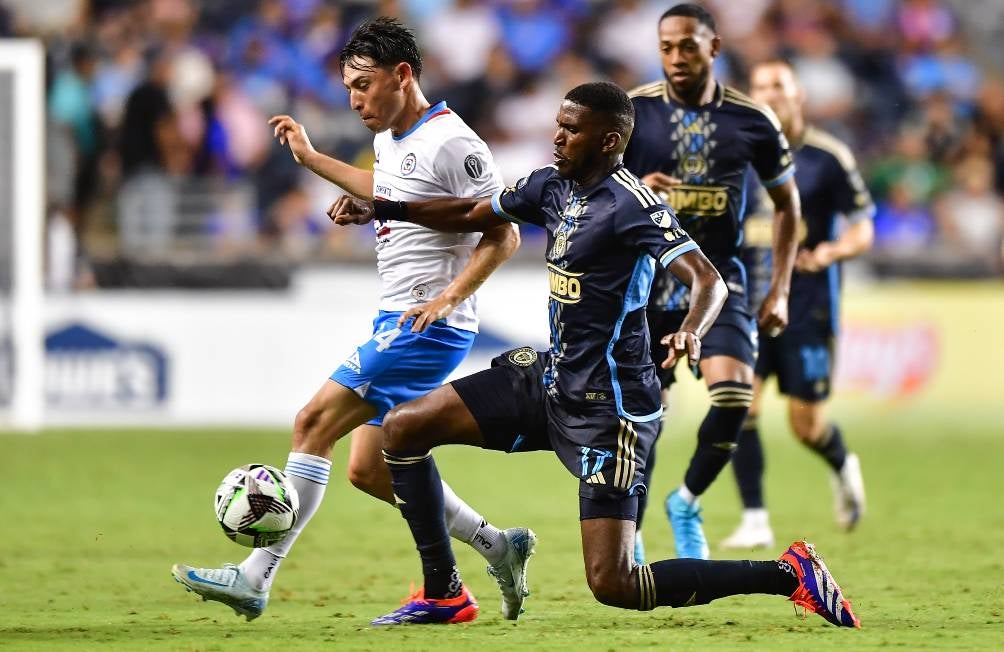 Damion Lowe en el duelo ante Cruz Azul 