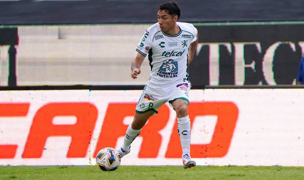 Luciano Cabral en partido con León