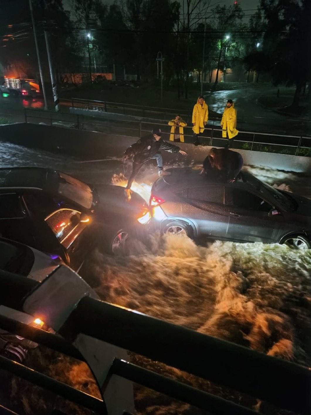 No se reportan heridos y se logró rescatar a los automovilistas.