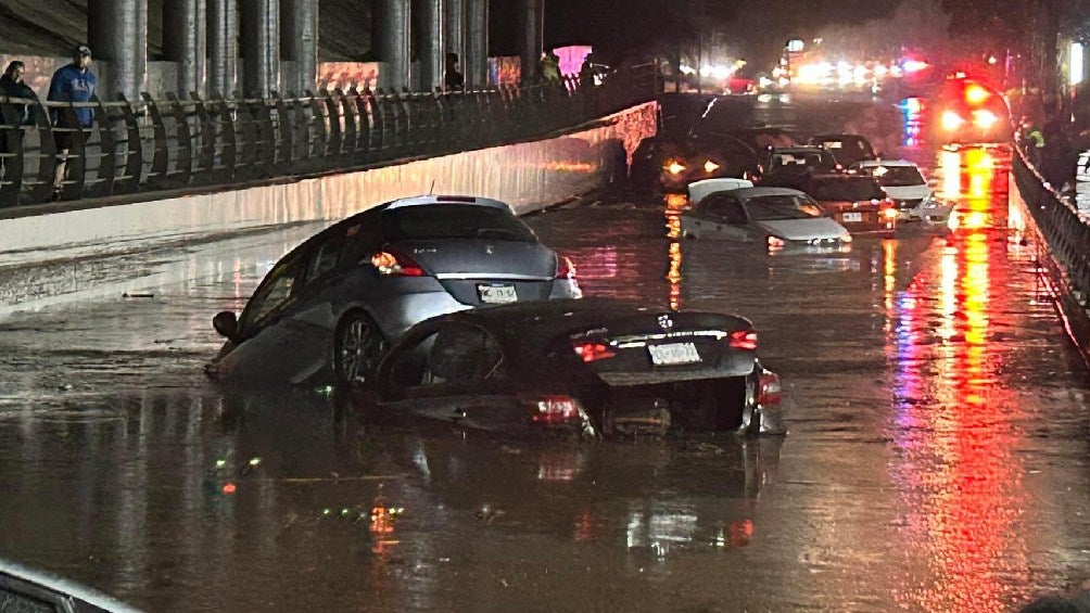 Más de 10 autos quedaron flotando por los grandes encharcamientos.